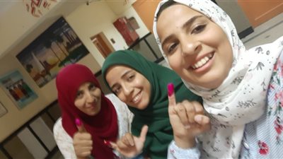 ذوي الإعاقة السمعية يلتقطون السيلفي بعد الإدلاء بأصواتهم في الاستفتاء بالأقصر (صور)