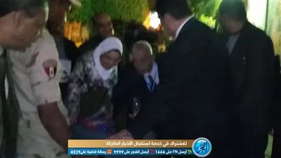 قبل دقائق من غلق باب التصويت.. محافظ القليوبية يقدم الورود لقوات التأمين بشبرا الخيمة (فيديو وصور) 