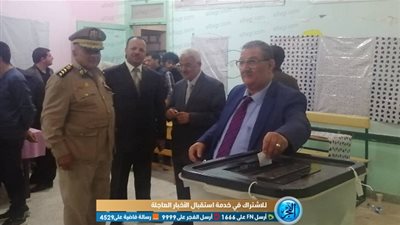 رئيسا اللجنة العامة بالعاشر يُدليان بصوتيهما قبل غلق الصناديق (صور)