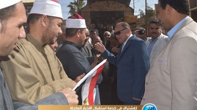 وسط حشود غفيرة من الناخبين.. محافظ الفيوم يواصل جولاته الميدانية لتفقد لجان الاستفتاء بقرية 