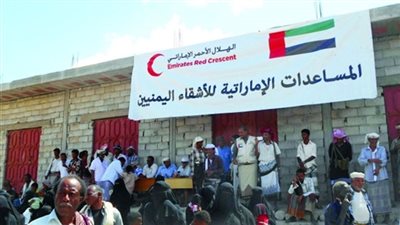 الهلال الأحمر الإماراتي يوزع مساعدات غذائية لسكان حيس 