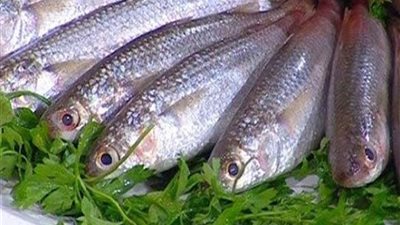 قبل شم النسيم.. أسهل طريقة لتنظيف وغسل  الأسماك (فيديو)