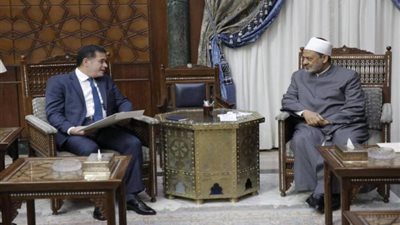 شيخ الأزهر يتلقى دعوة من رئيس وزراء العراق لزيارة بغداد