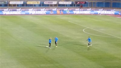 كهربا وعنتر يجريان تدريبات الإحماء بين شوطي مباراة الزمالك وبيراميدز