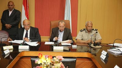 محافظ كفرالشيخ يناقش استعدادات رمضان ويطالب بتوفير السلع بأسعار مخفضة (صور)