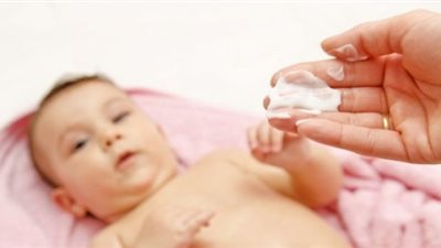 افضل الطرق للعناية ببشرة طفلك خلال الصيف