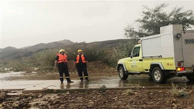 مدني الباحة ينقذ 7 أشخاص احتجزتهم سيول في 3 أودية