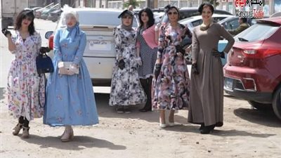 شاهد.. فتيات المنصورة ترجع بالموضة للستينيات (صور)