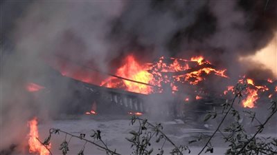 اندلاع حريق ضخم بمخزن للمواد الكيماوية والبلاستيكية فى الجزائر (فيديو)