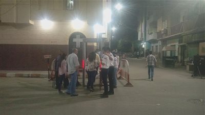 توافد مئات المسيحيين على دور العبادة بقنا لأداء قداس صلاة عيد القيامة