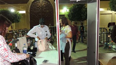 إجراءات أمنية مشددة أمام كنائس السويس لتأمين قداس عيد القيامة 