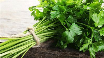 تعرفي على استخدامات البقدونس للتخلص من الهالات السوداء