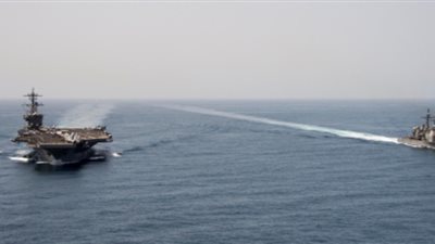 طائرة إيرانية تحلق فوق حاملة طائرات أمريكية في مياه الخليج العربي 