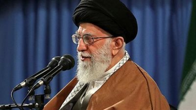 خامنئى يطالب بتقييد الأسلحة ومواقع التواصل