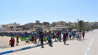 بدء توافد المواطنين على شواطئ الغردقة لقضاء عطلة 