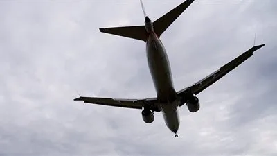 شاهد.. هبوط طائرة بمحرك يحترق في جنوب أفريقيا 