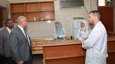 رئيس جامعة أسيوط يطمئن على انتظام الخدمات الطبية تزامناً مع احتفالات شم النسيم