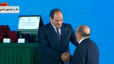 السيسي يكرم عددا من عمال مصر ويمنحهم وسام الطبقة الأولى