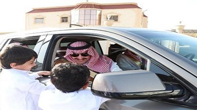  أمير عسير يوقف موكبه للسلام على طفلين (فيديو)