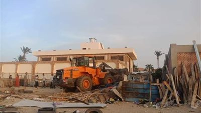 حملة لإزالة تعديات المباني والدواب في رأس البر بدمياط 