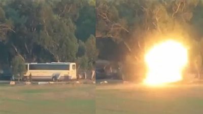 سقوط قذيفة صاروخية قرب حافلة إسرائيلية (فيديو)