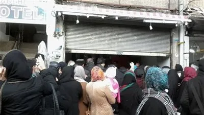 تأزم الأوضاع الاقتصادية.. زحام للحصول على السلع فى إيران