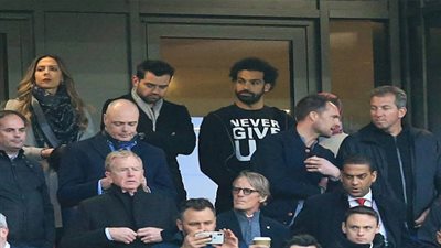 عاجل.. محمد صلاح وزوجته يشعلان ملعب أنفيلد (فيديو)