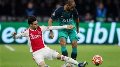 مورا يشعل نصف النهائي ويسجل التعادل لتوتنهام أمام أياكس 