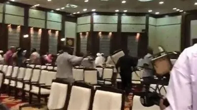 معركة بالكراسي بين أعضاء الأحزاب والقوى السياسية السودانية