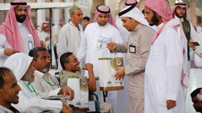 مائدة إفطار لذوي القدرات الخاصة في ساحات المسجد النبوي