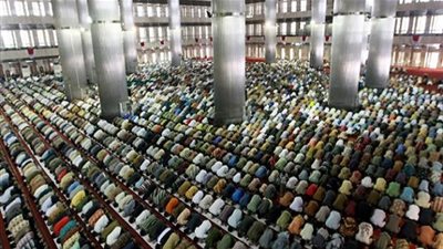 المصلين يؤدون صلاة أول جمعة في رمضان بالمسجد الحرام في أجواء روحانية