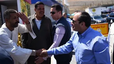 الرئيس يتفقد متجر أمر بتسليمه لمواطن بمنطقة النخيل بمحور المشير (فيديو)