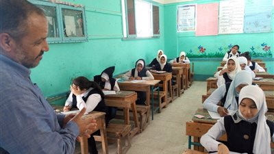 50 ألف و878 طالبًا وطالبة يؤدون امتحان الشهادة الإعدادية في قنا.. وهدوء بجميع اللجان (صور)