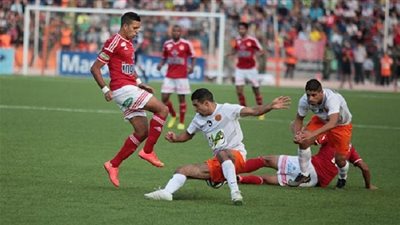 تعادل مثير بين نهضة بركان والوداد في الشوط الأول