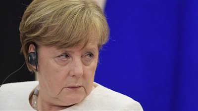 معجبة تصدم طائرة ميركل بسيارتها (صورة)