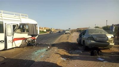 إصابة شخصين في تصادم ملاكي وميني باص بطريق السويس السخنة
