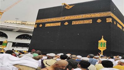 تساقط المطر على زوار المسجد الحرام وسط أجواء روحانية