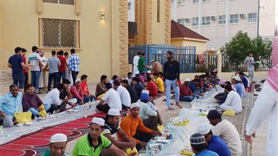 جامع الردف يفطر 130 صائمًا يوميًا وينقلهم للعمرة بمكة