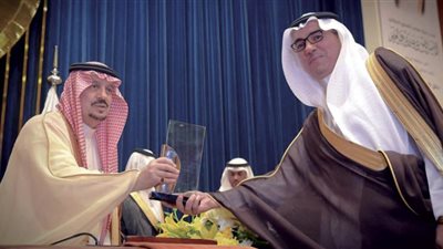 أمير الرياض يكرم 