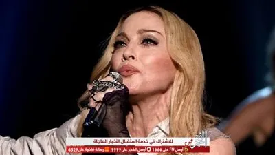 مادونا يُغضب الإسرائيليين برفع العلم الفلسطيني في قلب تل أبيب (صورة)