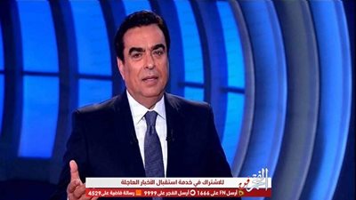 جورج قرداحي يسلم جائزة 