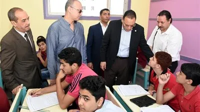 محافظ الشرقية يتفقد لجان امتحانات الثانوية العامة بالزقازيق