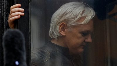 النيابة السويدية تطلب من المحكمة إصدار أمر اعتقال لمؤسس ويكليكس