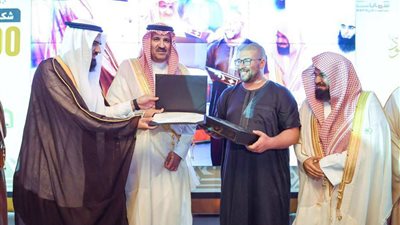 أمير المدينة يكرم الزائر رقم خمسة مليون لمتحف القرآن الكريم