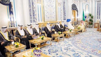 خادم الحرمين يستعرض مع بن بيه نشر الوسطية والاعتدال