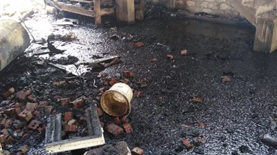 آثار حريق ورشة بالبحيرة وإصابة 3 من فريق الإطفاء بإدكو (صور)