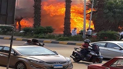 الدفع بـ25 سيارة إطفاء للسيطرة على حريق هائل بجوار شركة أدوية بالهرم