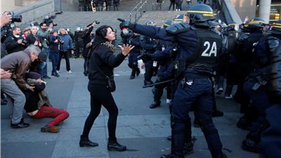 عاجل.. الشرطة الفرنسية تخلي برج إيفل من المواطنين