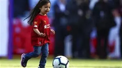 مكة محمد صلاح تخطف الأنظار من والدها في يوم تتويجه