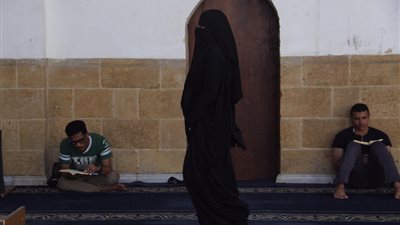 شاهد.. الصائمون في رحاب الجامع الأزهر بنهار رمضان 